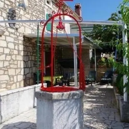 Holiday home In Mit Grill, Garten Und Terrasse Rakalj