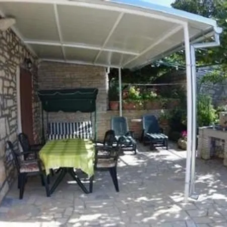 In Mit Grill, Garten Und Terrasse