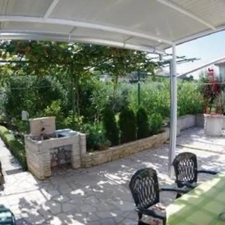 In Mit Grill, Garten Und Terrasse Holiday home