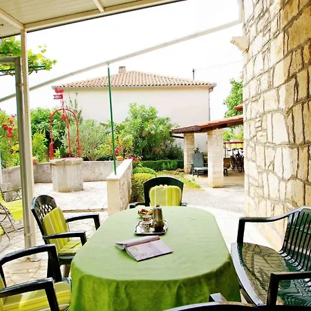 In Mit Grill, Garten Und Terrasse Rakalj