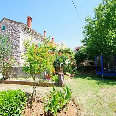 In Mit Grill, Garten Und Terrasse Holiday home Rakalj